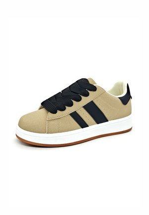 Baskets beiges avec double rayures noires, lacets noirs épais, semelle blanche et semelle extérieure brune, présentées légèrement inclinées sur un fond blanc.