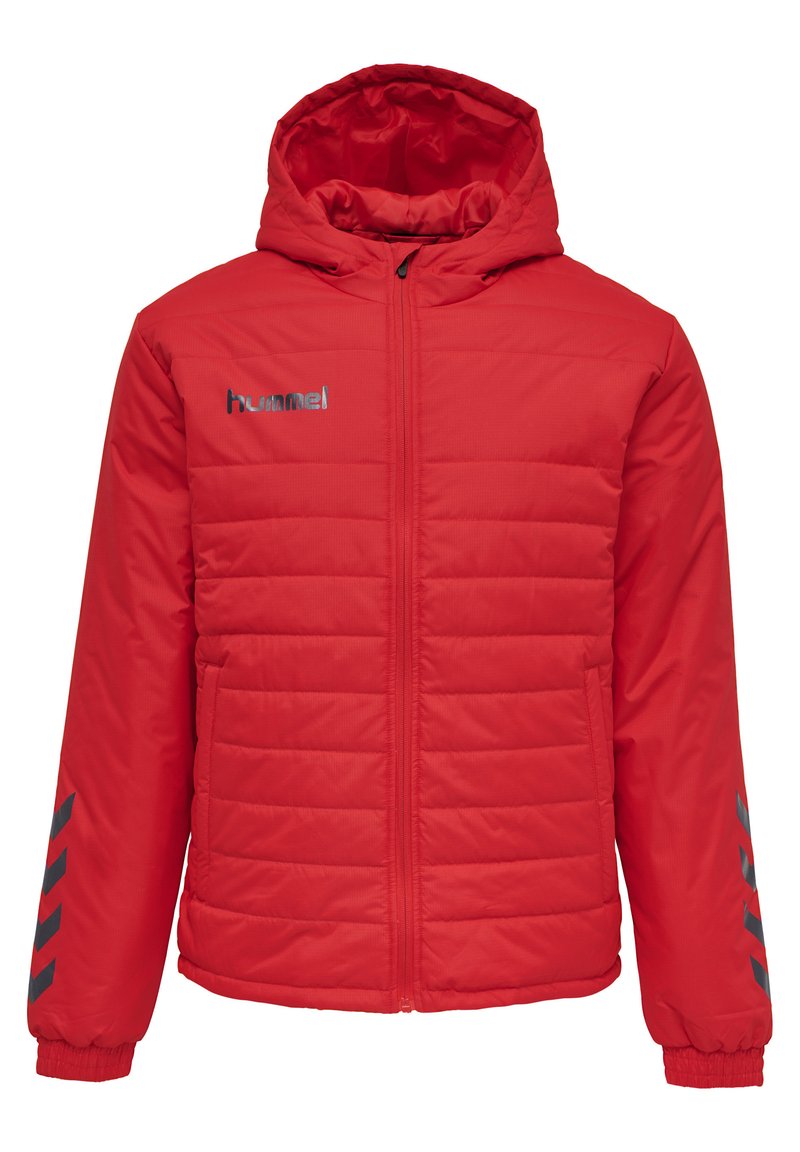 Rode gewatteerde jas met een capuchon, voorzien van een rits aan de voorkant, elastische manchetten en grijze chevronpatroonaccenten op de mouwen. Logo op de borst.