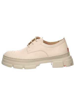 Beige leren veterschoen met dikke, gestructureerde zool en geperforeerd detail op de neus, ontworpen voor casual of semi-formeel gebruik.