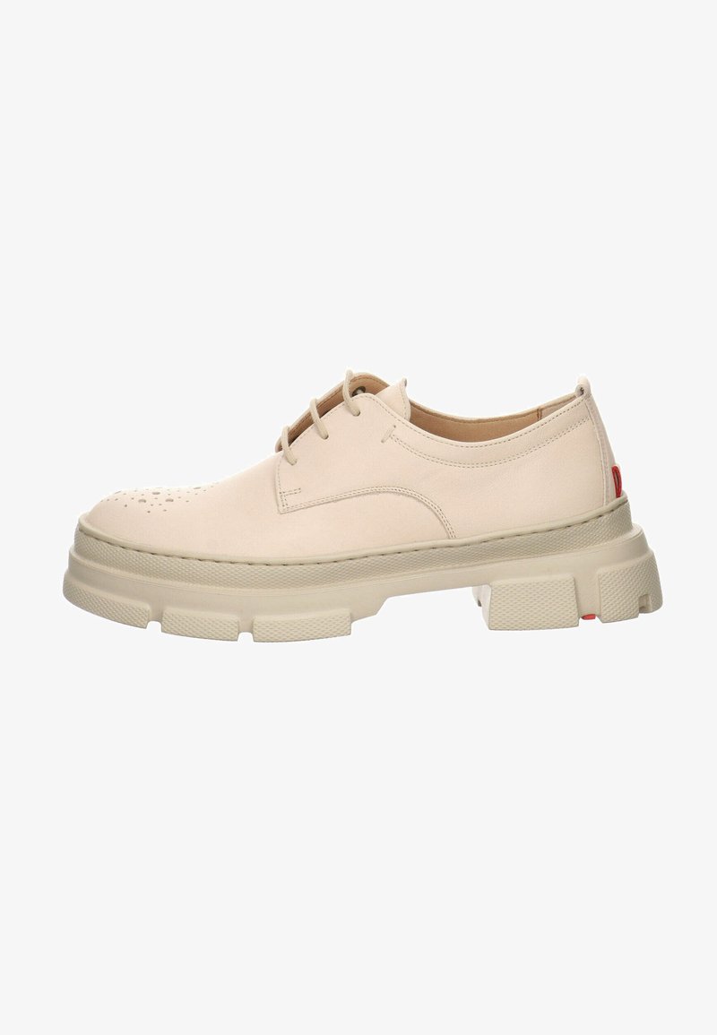 Chaussure beige en cuir à lacets avec semelle épaisse texturée et détail perforé sur le bout, conçue pour un usage décontracté ou semi-formel.