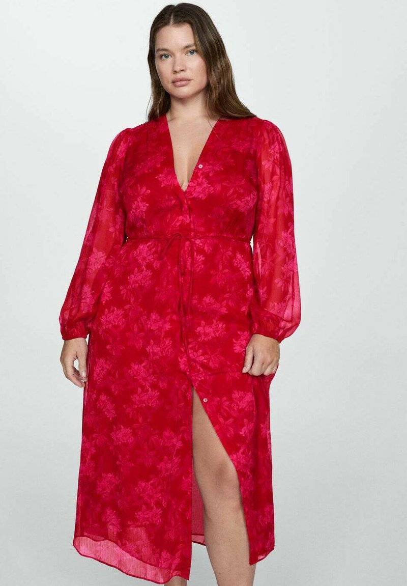Rode bloemenjurk met lange doorzichtige mouwen, diepe V-hals, knoopdetail en een split aan de voorkant. Heeft een strik in de taille voor een verstelbare pasvorm.