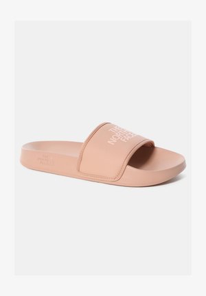 Tongue de sandale en cuir synthétique texturé de couleur pêche, dotée d'une large lanière avec le logo "THE NORTH FACE" en relief.