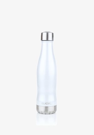 Botella de agua de acero inoxidable blanco con aislamiento, tapa y base plateadas, con la marca "GLACIAL" cerca de la parte inferior.