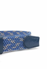 Blauwe geweven riem met beige accenten, voorzien van een gladde leren gesp en een logo in het band geperst. Textuur, duurzaam materiaal.