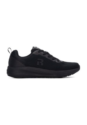 Zapatilla deportiva negra de perfil bajo con parte superior de malla, cierre de cordones, suela acolchada y una lengüeta en el talón.