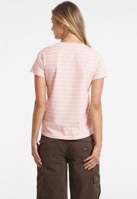 Guess Jeans STRIPED - Marškinėliai su spaudiniu - mehrfarbe rose