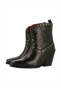 Botas negras hasta el tobillo con puntera puntiaguda, que presentan un panel de piel de serpiente texturizado, tachuelas doradas y un tacón apilado. Forro interior rojo.