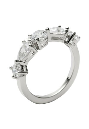 Sølvbåndsring med skiftevis runde og pæreformede klare ædelsten i kanten.