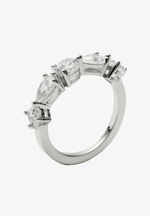 Silberner Bandring, besetzt mit abwechselnd runden und tropfenförmigen klaren Edelsteinen in Krappenfassungen.