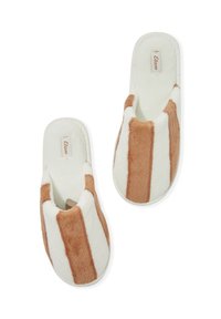 Puchate, wsuwane kapcie z kolorowym blokiem w odcieniach beżu i brązu, wykonane z miękkiego materiału o fakturowanym wykończeniu i wyściełanym wnętrzu.