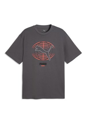 T-shirt gris foncé à manches courtes avec logo Puma et motif de chat bondissant sur un globe rouge et noir sur la poitrine.