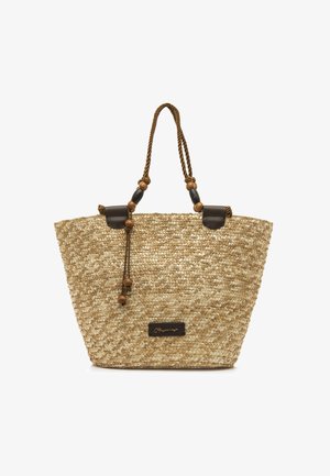 Bolsa tote de paja tejida en beige con detalles de cuero marrón y un cordón decorativo con cuentas de madera para las asas. Incluye una etiqueta con el logo.