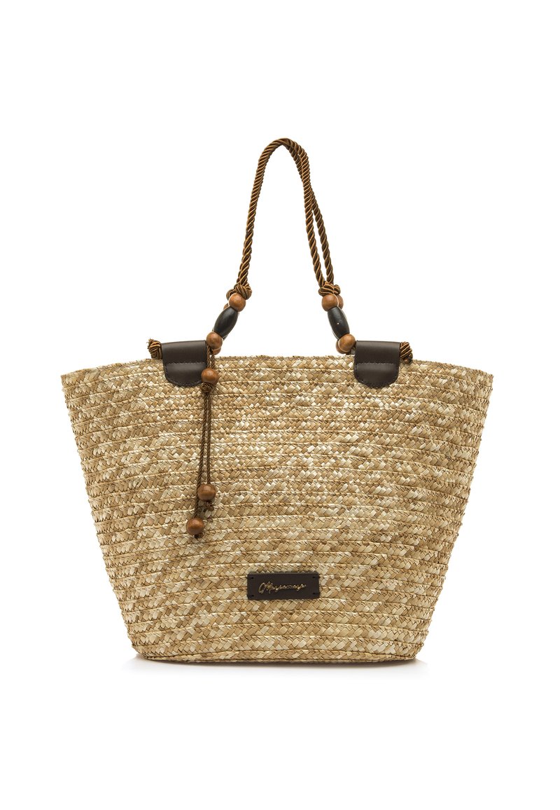 Bolsa tote de paja tejida en beige con detalles de cuero marrón y un cordón decorativo con cuentas de madera para las asas. Incluye una etiqueta con el logo.