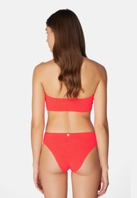 Röd texturerad bikini med bandeau-top och hög midja, med en slät yta och minimal hårdvara.