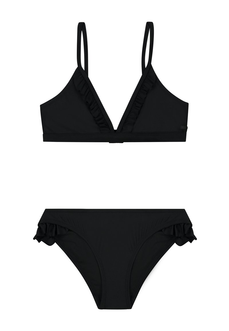 Musta bikinitsetti, joka on valmistettu sileästä kankaasta. Yläosassa on kolmion muotoiset kupit, joissa on röyhelöreunus; alaosassa on röyhelöitä lanteilla. Minimalistinen muotoilu.
