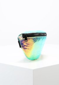 Holografisk mini pung i en trekantet form, med en tekstureret kunstlæderoverflade, en sort lynlås og en livlig farvegradient.