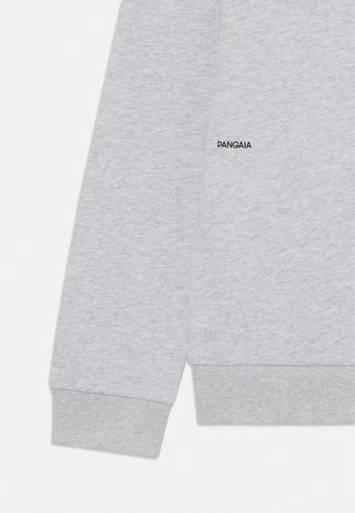 Sivý materiál mikiny s jemnou textúrou, s čiernym logom "PANGAI" na rukáve a detailom rebrovaného manžetového zakončenia.