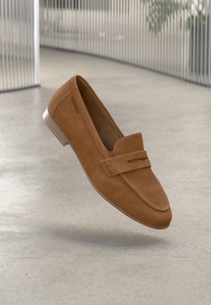 Braune Wildleder-Lederschuhe mit runder Zehenform und einem dekorativen Vorderband. Mit einem holzähnlichen, niedrigen Absatz und einer glatten Innenfläche.