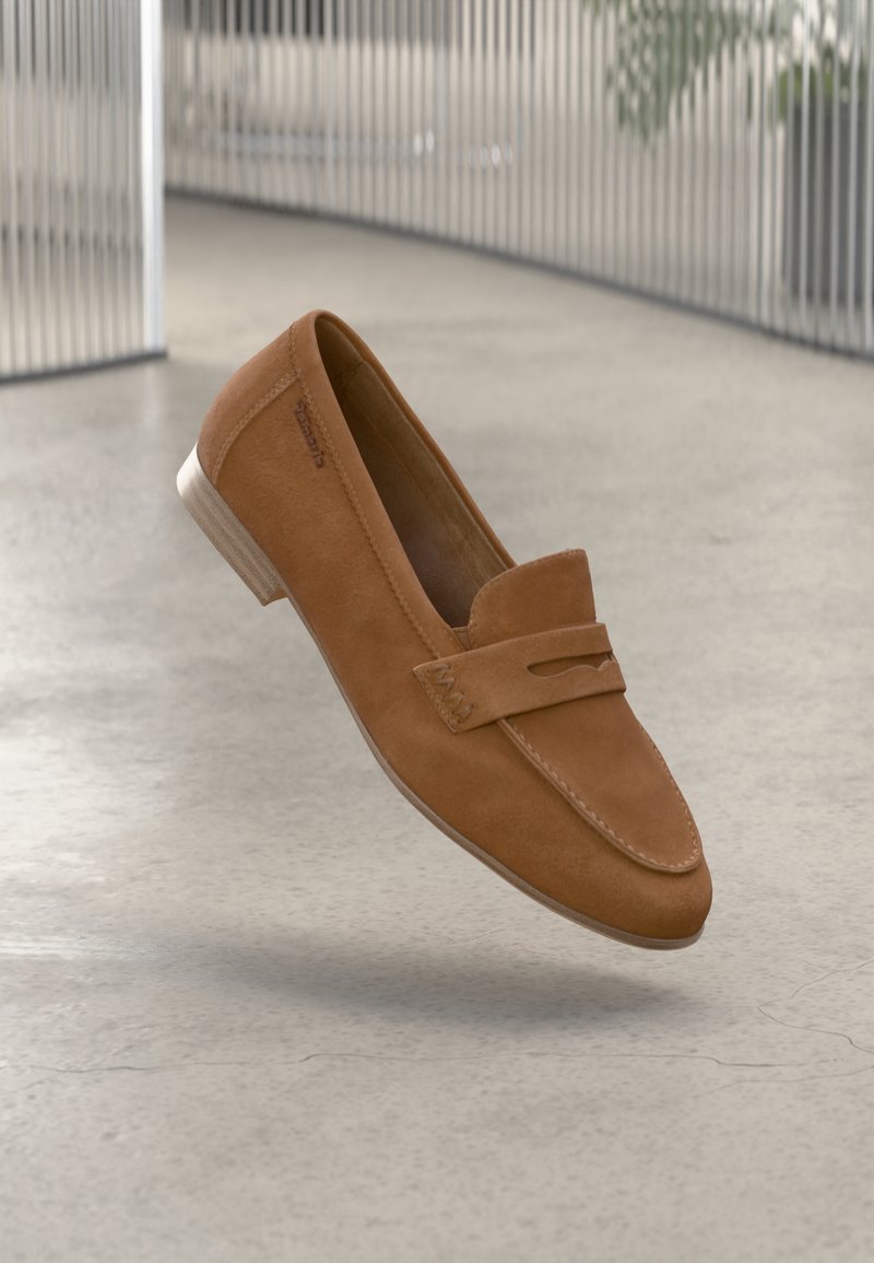 Καφέ σουέτ λόφερ με στρογγυλή μύτη και διακοσμητική μπροστινή ζώνη. Διαθέτει ξύλινο χαμηλό τακούνι και λεία εσωτερική επιφάνεια.