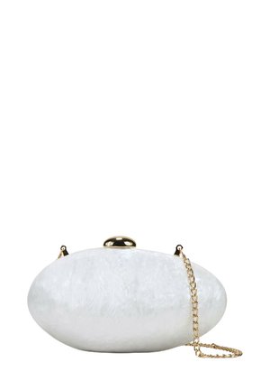 Clutch oval blanca hecha de material brillante, con una cadena de oro y un cierre. Textura lisa con un sutil aspecto veteado.