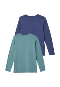 Twee T-shirts met lange mouwen: één in donkerblauw, de andere in teal. Beide gemaakt van een zachte stof met ronde halslijnen en rechte zoom.