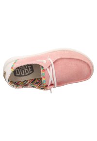 Scarpa in tela rosa con suola bianca. Presenta dettagli decorativi colorati lungo il bordo e una chiusura con lacci bianchi. L'interno ha un design geometrico.