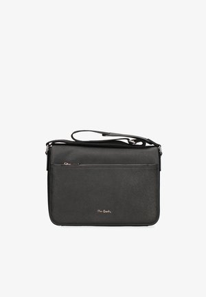 Zwart leren crossbodytas met voorvak met rits en verstelbare band op witte achtergrond.