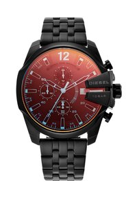 Orologio in acciaio inox nero con quadrante rotondo sfumato rosso, marcatori ore bianchi, sottoquadranti cronografici e audaci accenti neri.