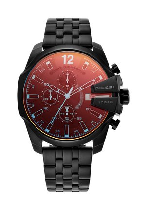 Montre en acier inoxydable noir avec un cadran rond dégradé rouge, des index horaires blancs, des sous-cadrans chronographe et de grands accents noirs.