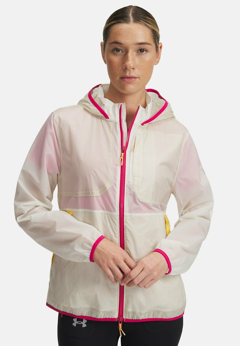 Leichter Windbreaker in durchscheinendem Weiß mit rosa und gelben Akzenten, ausgestattet mit Kapuze, Reißverschluss vorne und zwei Fronttaschen.