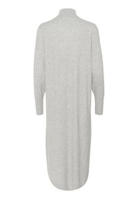 Ljusgrå, lång tröjdress med hög krage, lös passform och trekvartsärmar; har en rak fåll och mjuk, slät yta.