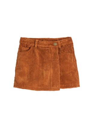 Mini-jupe en velours côtelé marron avec poches avant, passants pour ceinture et fermeture par un seul bouton métallique.