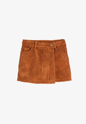 Mini-jupe en velours côtelé marron avec poches avant, passants pour ceinture et fermeture par un seul bouton métallique.