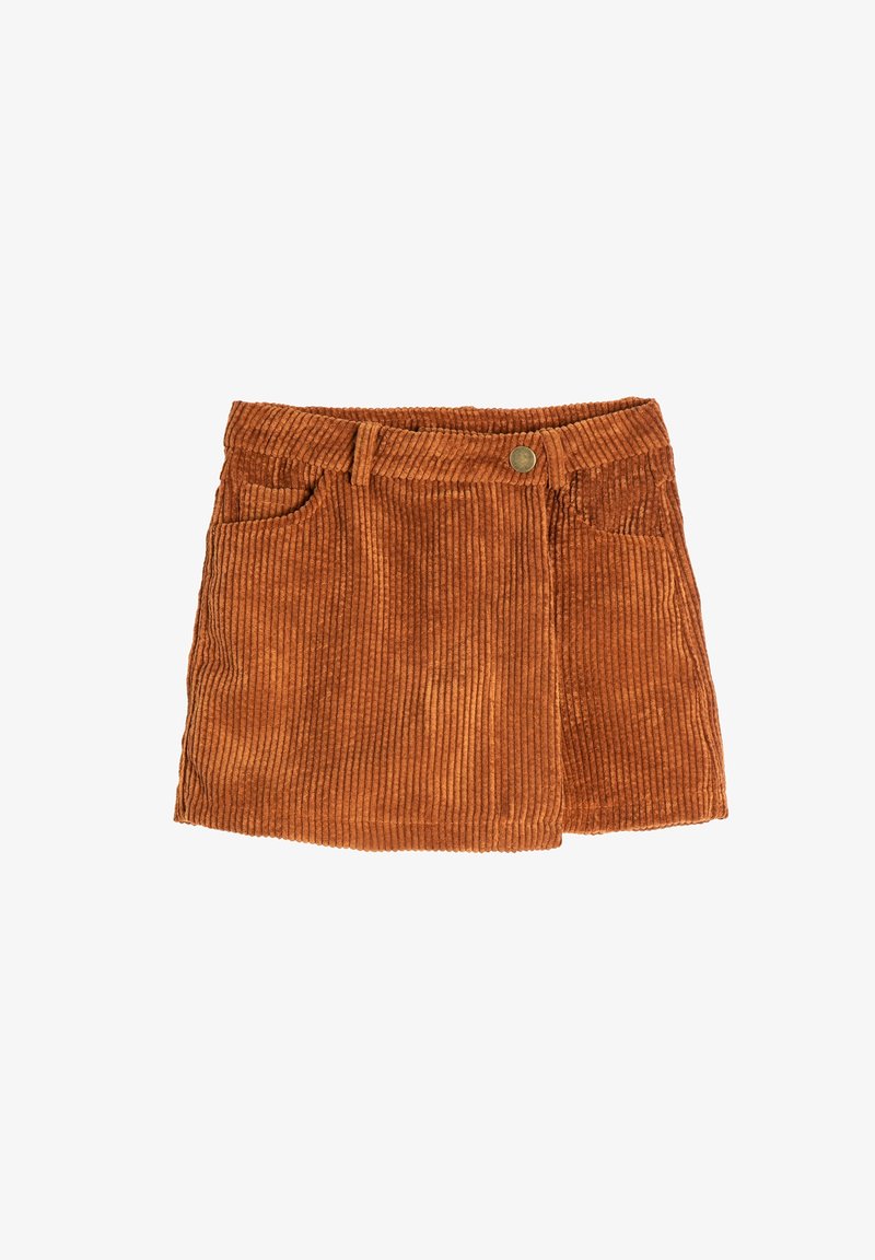 Mini-jupe en velours côtelé marron avec poches avant, passants pour ceinture et fermeture par un seul bouton métallique.