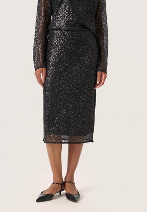 Musthave musträtitudin mustrihiga musta kleit. Läbipaistev kangas ja peene tekstuur. Kombineeritud mustade terava nina kannaga kingadega.