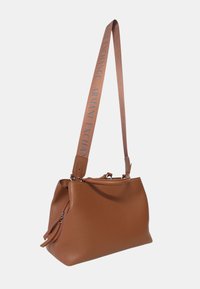 Borsa a tracolla in pelle marrone dalla superficie texturizzata, con una forma ampia, dotata di chiusura con zip e tracolla con il marchio "ARMANI EXCHANGE".