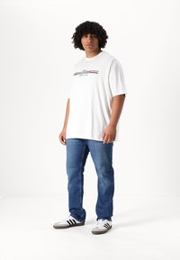 Tommy Hilfiger CHEST STRIPE TEE - T-Shirt print - white