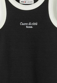 Haut noir sans manches côtelé avec bordure blanche, présentant un texte brodé blanc "Cuore di città Roma" sur la poitrine. L'étiquette indique la taille 5-6 ans.