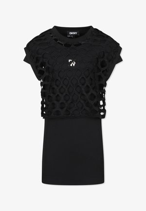 Haut noir à manches courtes avec une superposition en filet et un col rond. Le bas est ajusté et lisse, avec un logo sur le devant.