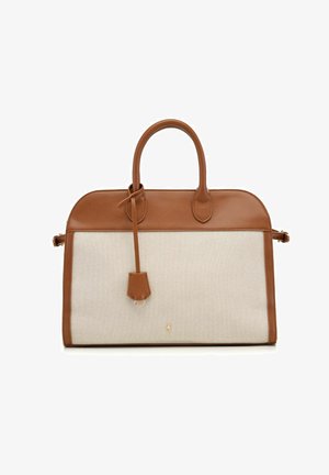 Beżowa torba z tkaniny i brązowej skóry z zaokrąglonymi górnymi uchwytami, prostokątnym kształtem oraz skórzaną zawieszką zwisającą z jednego uchwytu.