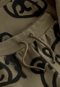 Next ALL OVER CHARACTER AND JOGGERS SET - Træningssæt - khaki green