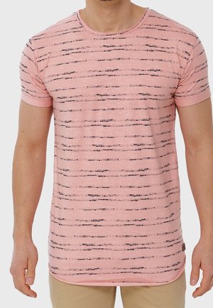 Jasnoróżowa koszulka z krótkim rękawem, z czarnymi poziomymi paskami, okrągłym dekoltem i nieco dłuższym tyłem. Tkana tkanina z delikatnym wzorem.