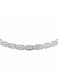 Bracciale d'argento con maglie rettangolari, decorato con strass chiari a grappolo per un effetto scintillante. Texture liscia e levigata.
