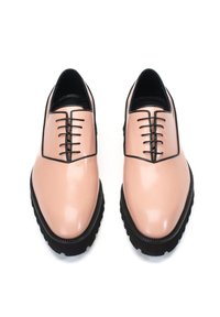 Roze gepatineerde leren schoenen met zwarte contraststiksels, met een ronde neus en een dikke zwarte rubberen zool. Klassiek vetersluiting ontwerp.