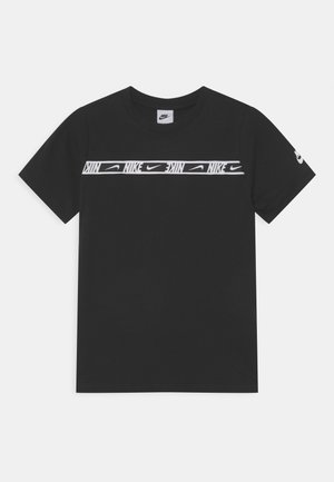 T-shirt nera a maniche corte in cotone, con una fascia orizzontale bianca con il logo sul petto e un piccolo logo sulla manica sinistra.