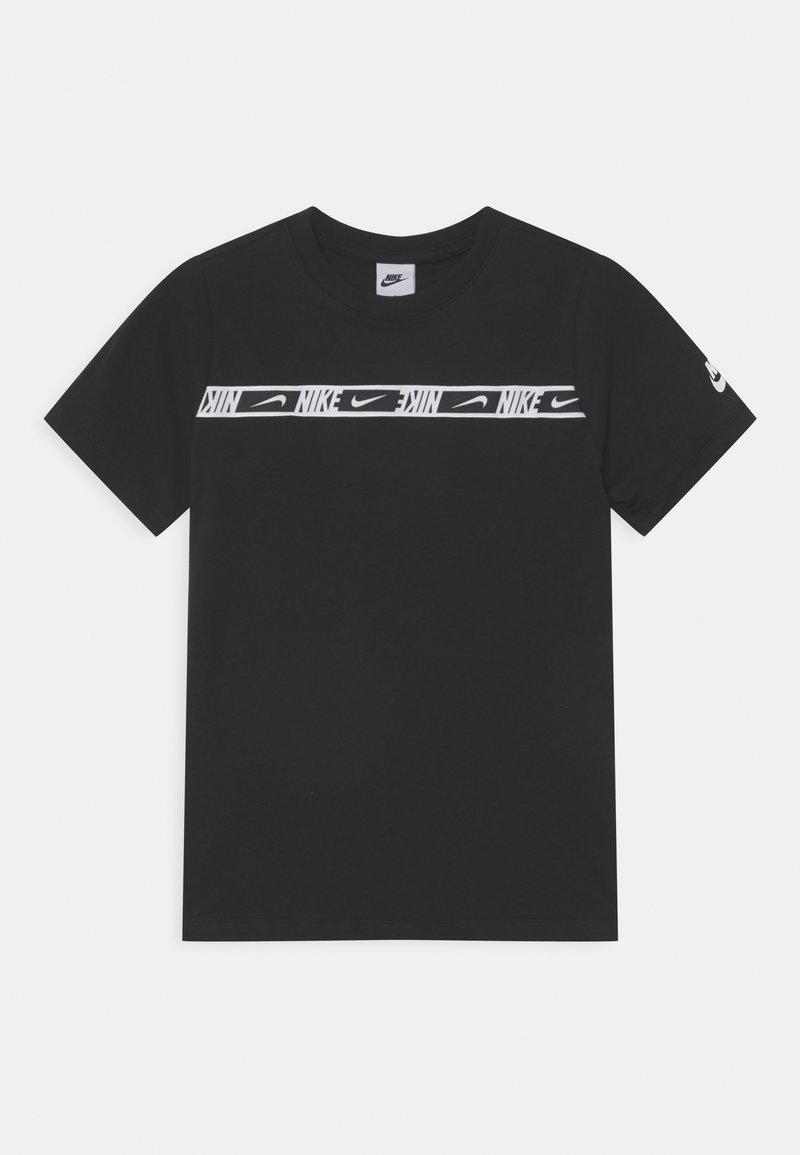 T-shirt nera a maniche corte in cotone, con una fascia orizzontale bianca con il logo sul petto e un piccolo logo sulla manica sinistra.