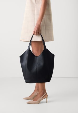 Sac fourre-tout en cuir noir avec une conception structurée, présentant deux poignées robustes et une forme sans couture. Texture lisse, détails de couture minimaux.