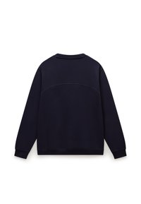Sweatshirt bleu marine, tissu doux, coupe décontractée, col rond, manches longues, détail de couture à l'arrière, poignets et ourlet côtelés.