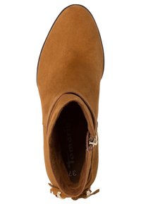 Stivale alla caviglia in suede marrone con punta affusolata, zip laterale e dettaglio decorativo in oro, visto dall'alto.
