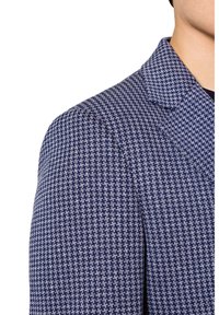 Granatowa marynarka w wzór w jodełkę; wykonana z teksturowanej tkaniny; posiada klapę z wcięciem i schludne wykończenie.